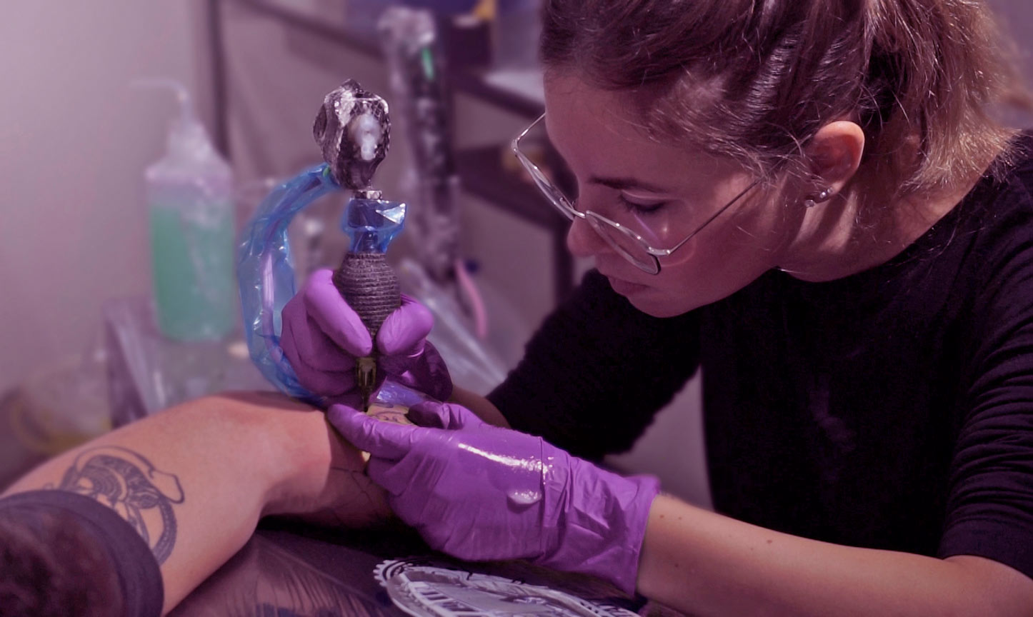 ines-bodrilla-tatuando