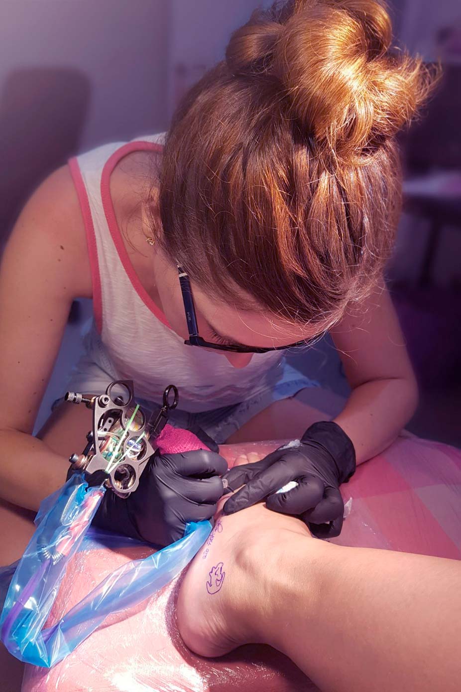 ines-bodrilla-tatuando