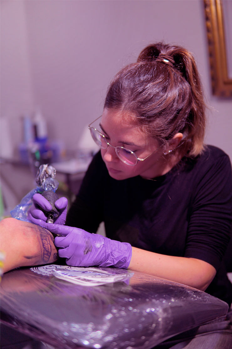 ines-bodrilla-tatuando